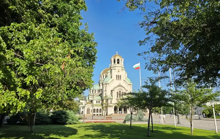 Alexander Nevsky Katedrali Sofya Bulgaristan meydan ve Bulgar bayrağı manzarası